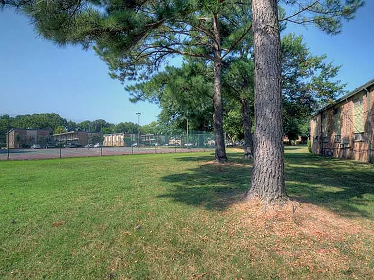 University Gardens Manor — Photo 20