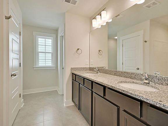 103 S Commodore Wy Master Bathroom