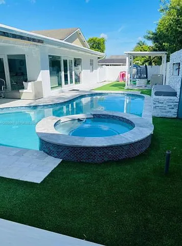 4 bed, 2.0 bath, 2368 sqft, $4,500 — Photo 2