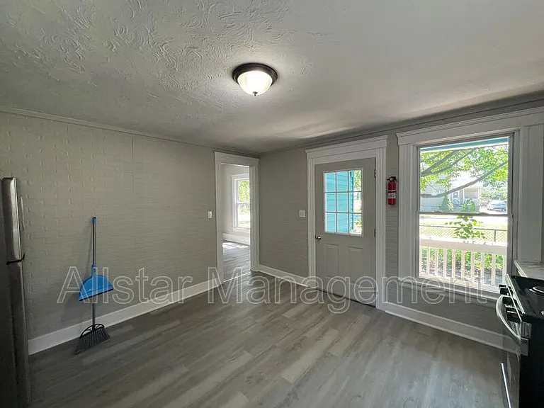 915 East Ave — Photo 12