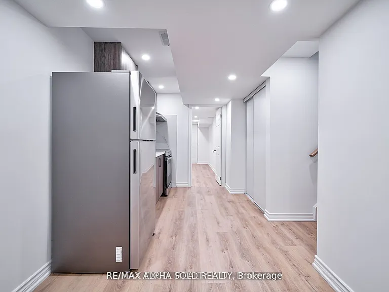 1229 McCron Cres — Photo 5