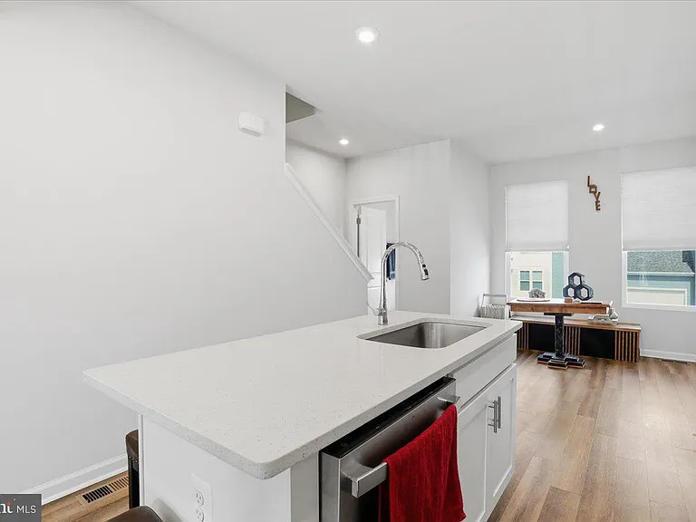 186 Coolidge Ave — Photo 10