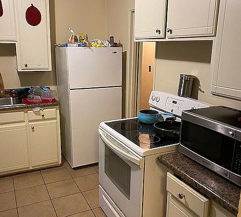 2nd image of 927 Grenada Dr