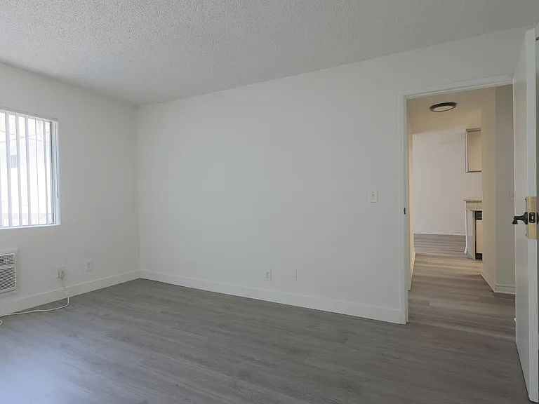 943 Elden Ave — Photo 11