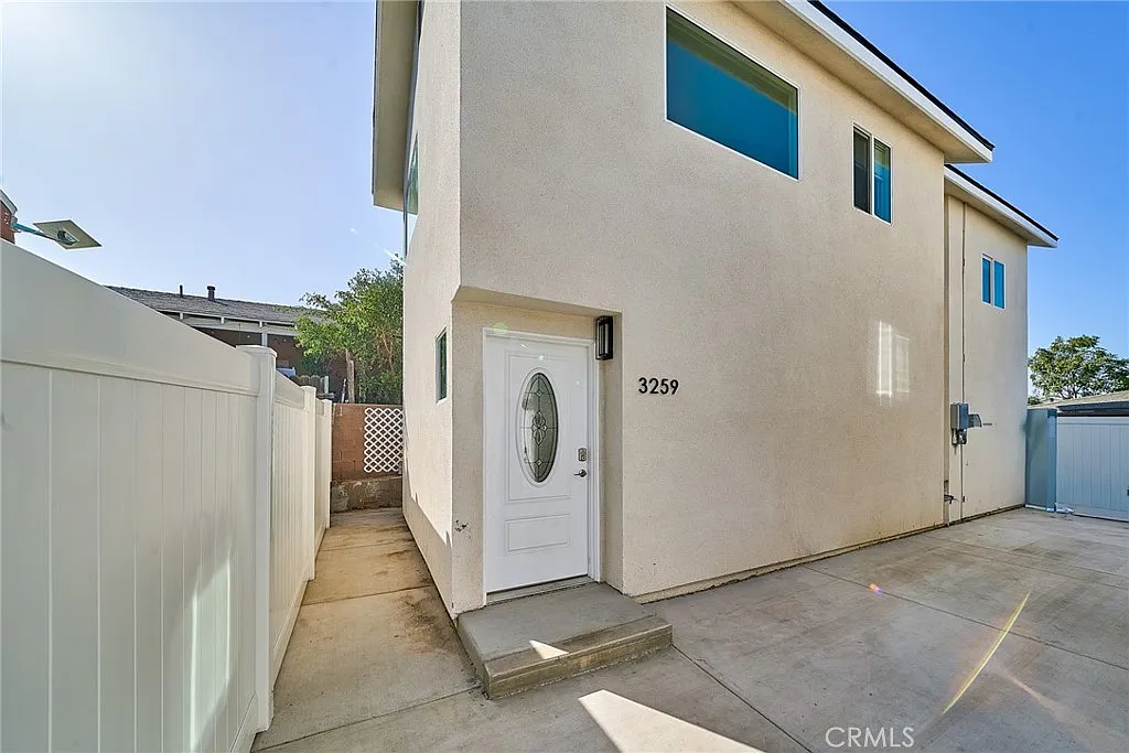 3 bed, 1200 sqft, $3,300 — Photo 1