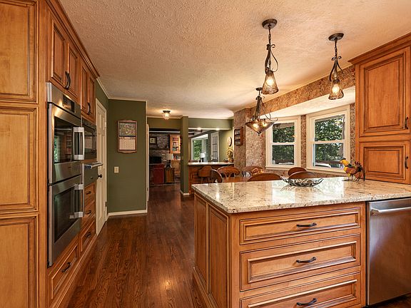 5th image of 2926 S Versailles Avenue