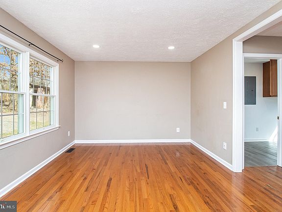 5th image of 22417 Burwell St