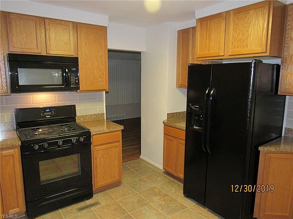3rd image of 3728 Valacamp Ave SE