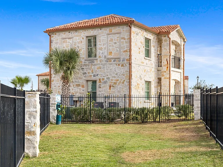 JPAGE-Multifamily-LighthousePointe-Exterior-3111
