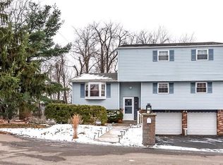555 Springwood Dr, Verona, PA