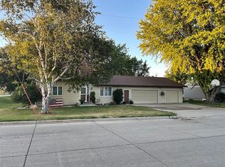 703 5th St, Hull, IA 51239