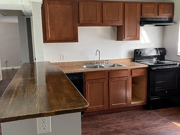 3rd image of 2924 E Michigan St