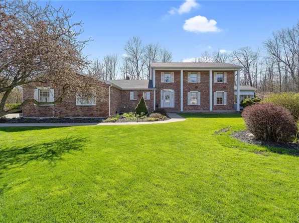 41 Brookwood Dr, Oswego, NY 13126