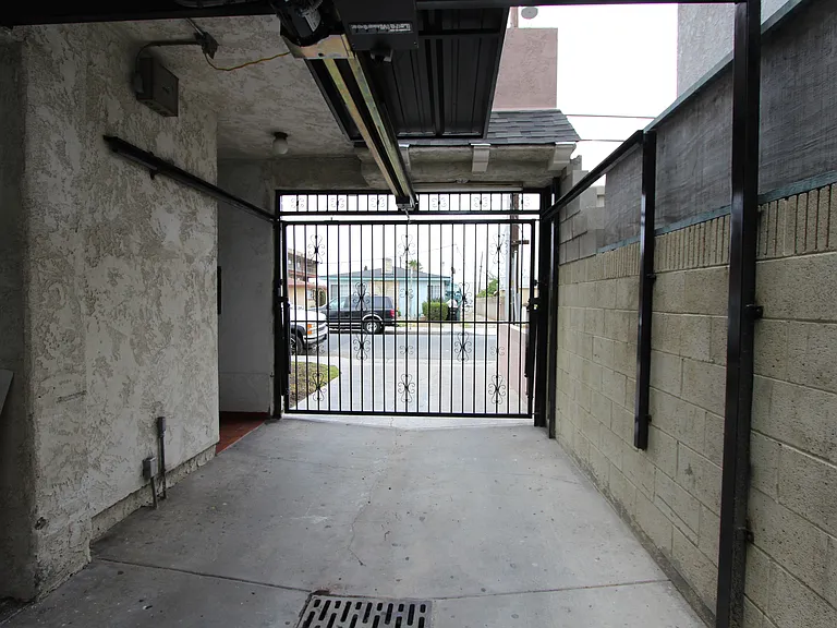 13105 Kornblum Ave — Photo 33