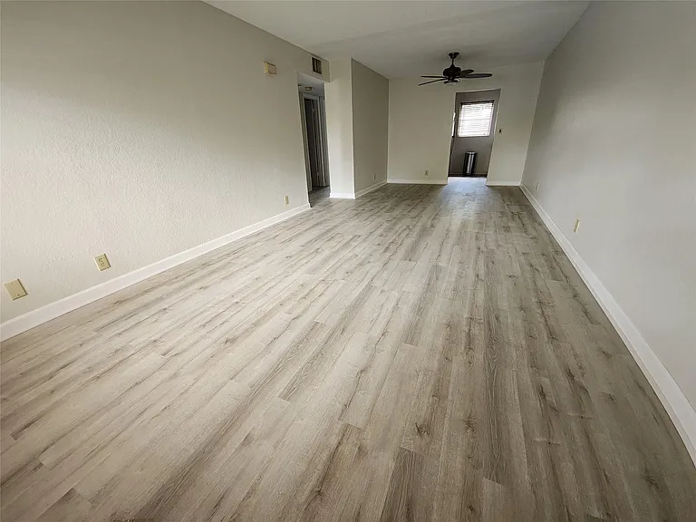 2607 NE 8th Ave #33 — Photo 2