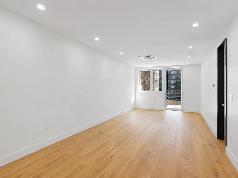 224 W 20th St #PENTHOUSE — Photo 2