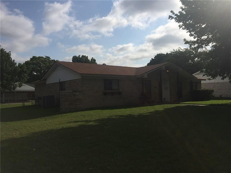 2nd image of 1921 Crockett St