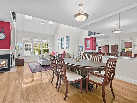 2nd image of 11 Lincoln Ln #11