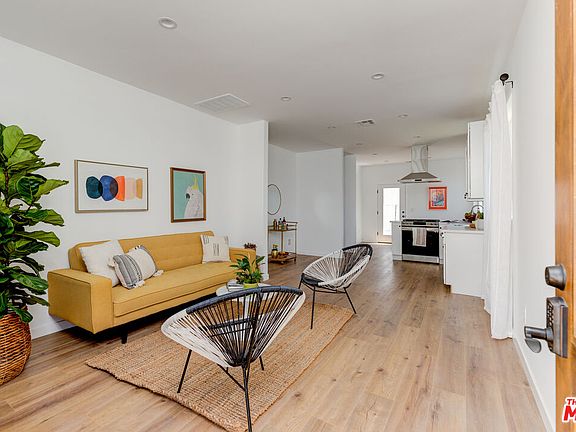 4th image of 5722 S Manhattan Pl