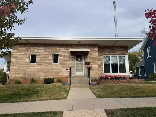 415 E Howard St, Portage, WI 53901