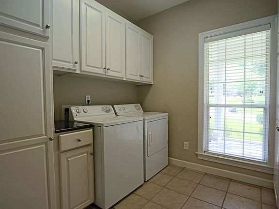 4th image of 212 North Cir