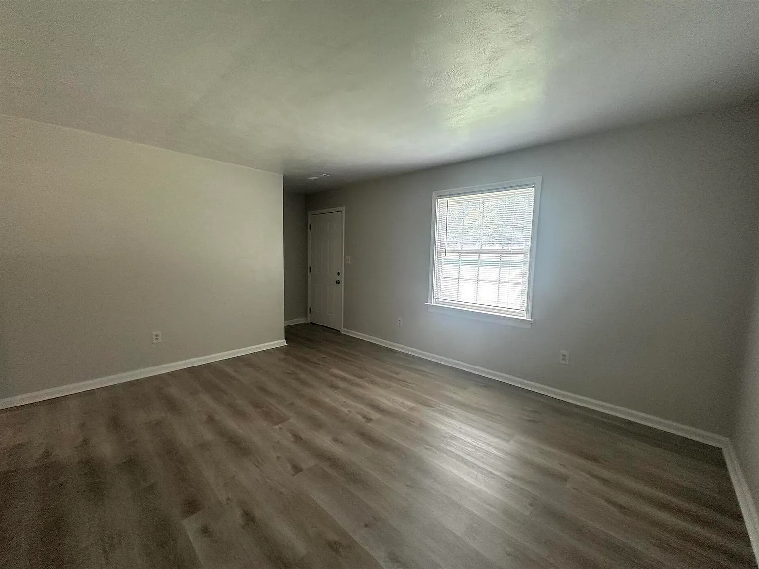 2 bed, 1.0 bath, 969 sqft, $1,300 — Photo 3