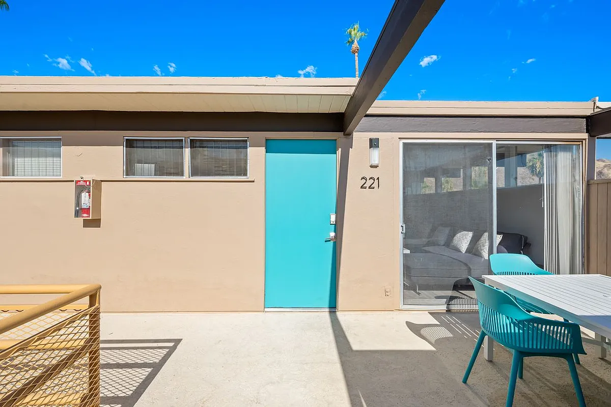 Building Photo - 1111 E Palm Canyon Dr #221