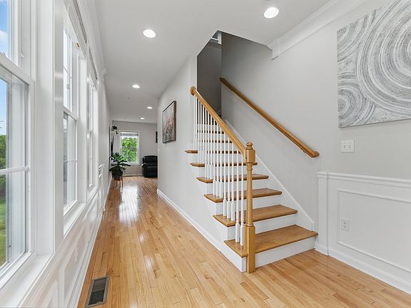 3rd image of 13 Wayside Dr