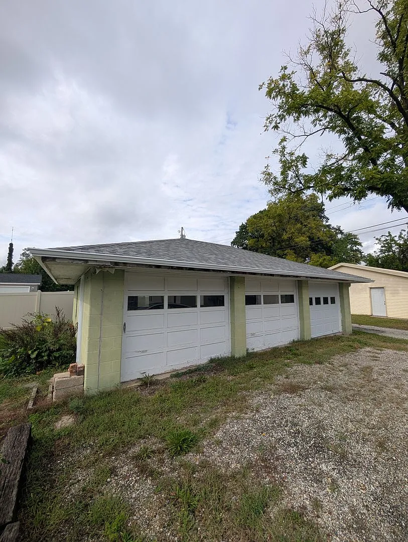 3 Bed / 1 Bath - 3-Car Garage - House — Photo 2