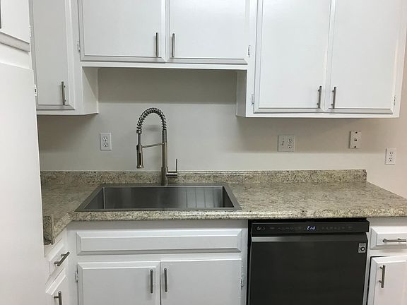 4th image of 535 Greenbrier Dr APT 17