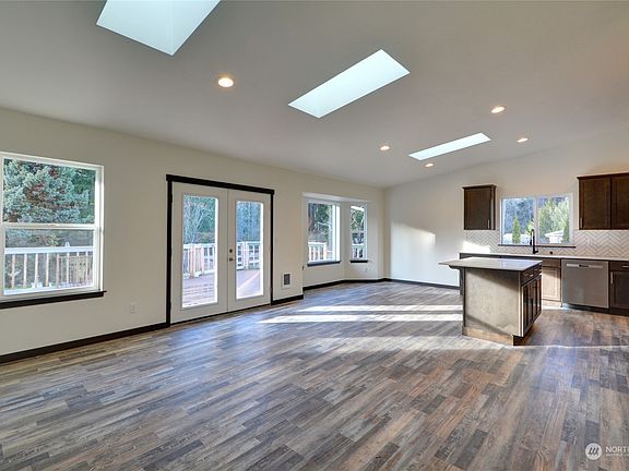 4th image of 10826 107th Avenue NE