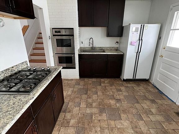 4th image of 221 Early St