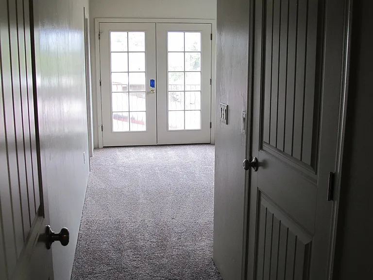 2524 E Lind Rd — Photo 59