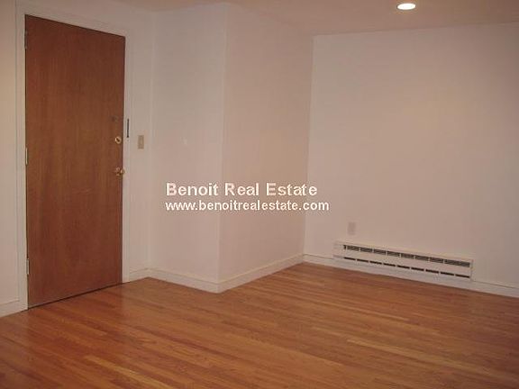 4th image of 210 Charles St #204
