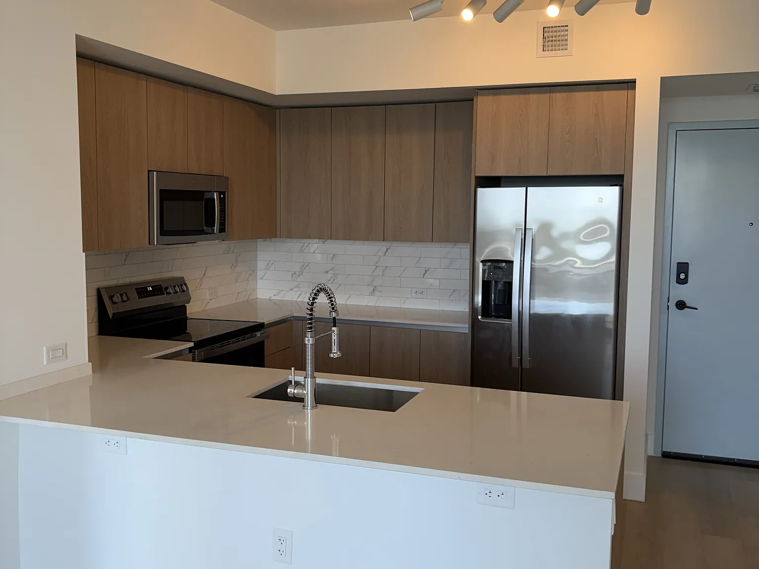 2 bed, 1000 sqft, $2,600 — Photo 1