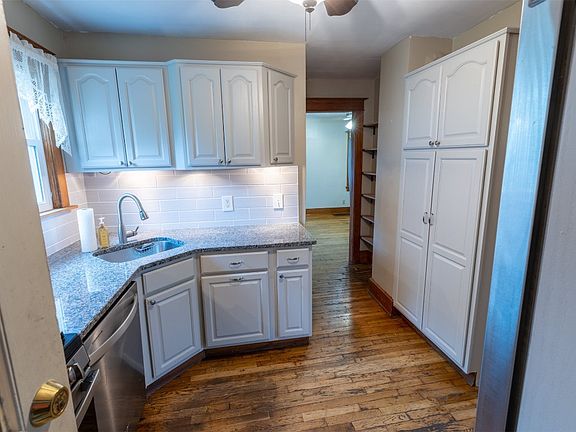 3rd image of 33 Edward St