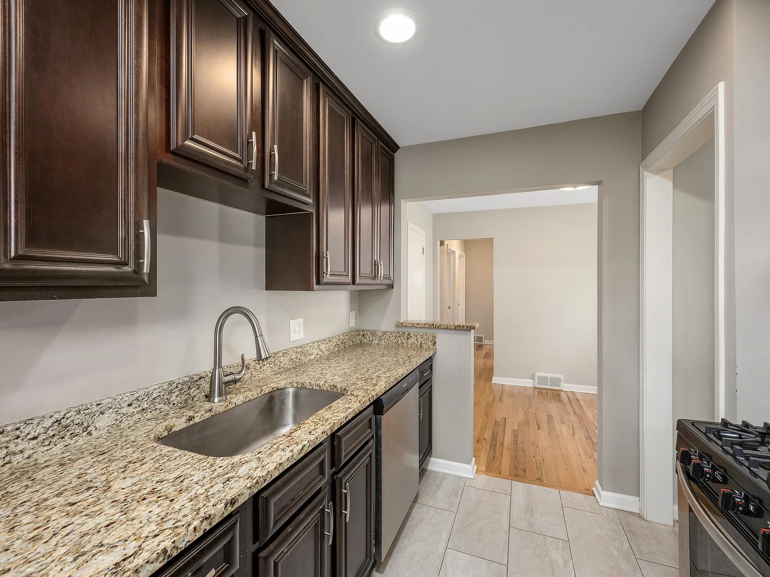 3402 Chester Rd — Photo 3