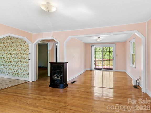 4th image of 203 Dundee St
