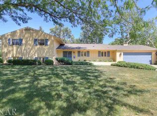 810 Snyder Dr, Bloomington, IL 61701