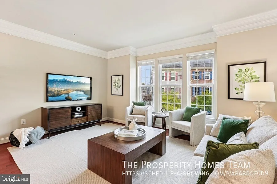 Gorgeous townhouse in close to everything Laurel! — Photo 4