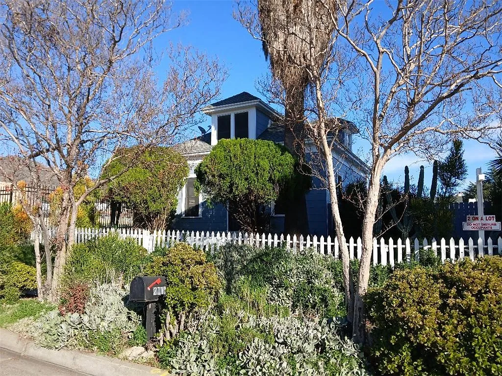 5 bed, 1958 sqft, $2,280 — Photo 2