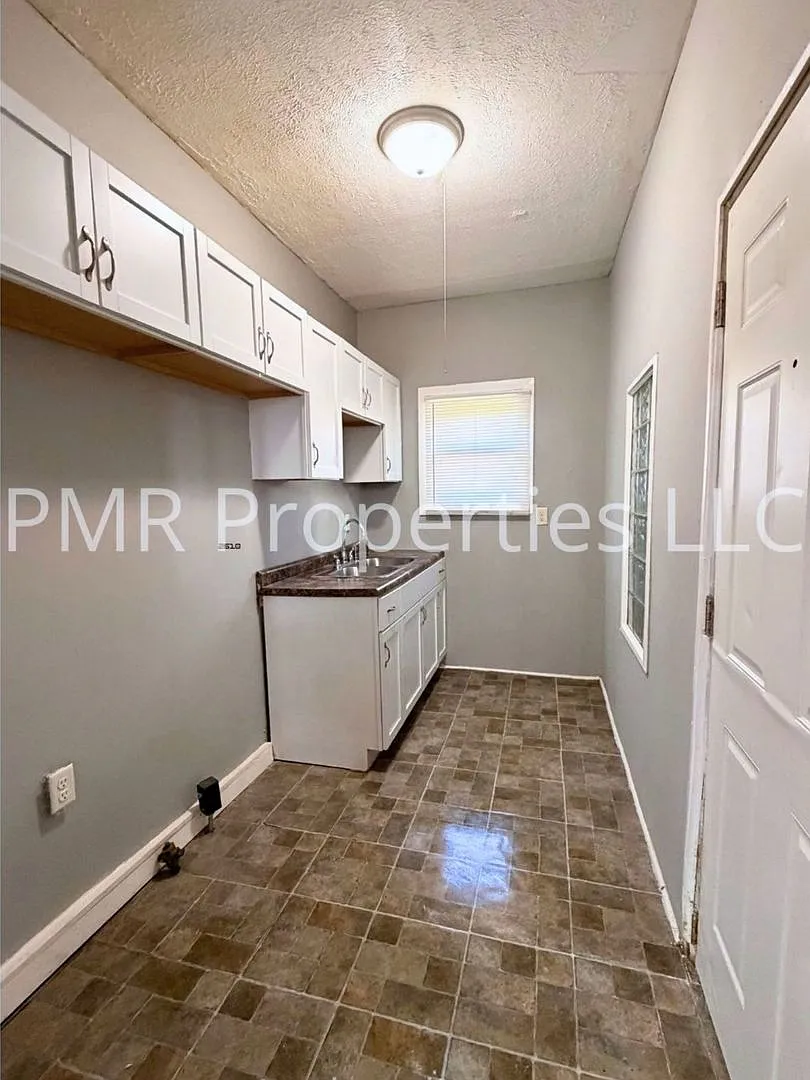 2 Bedroom/ 1 Bathroom House — Photo 4