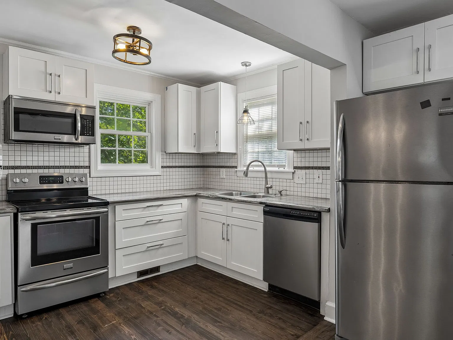 3 bed, 1055 sqft, $2,558 — Photo 4