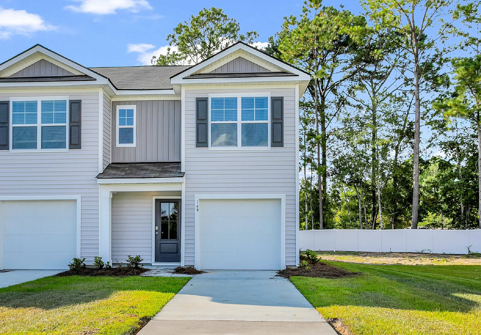 3 bed, 2.5 bath, 1418 sqft, $2,100 — Photo 1