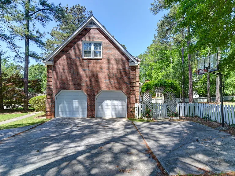 1100 Woodtree Ct — Photo 7