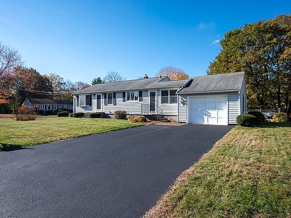 3rd image of 30 Falmouth Dr