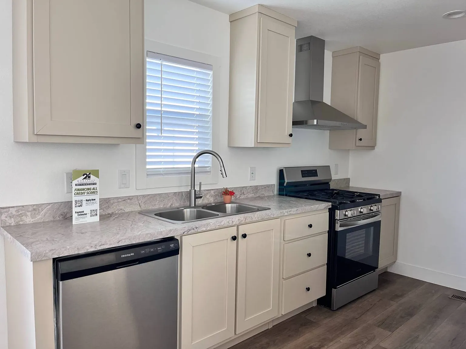 3 bed, 2.0 bath, 840 sqft, $1,310 — Photo 2