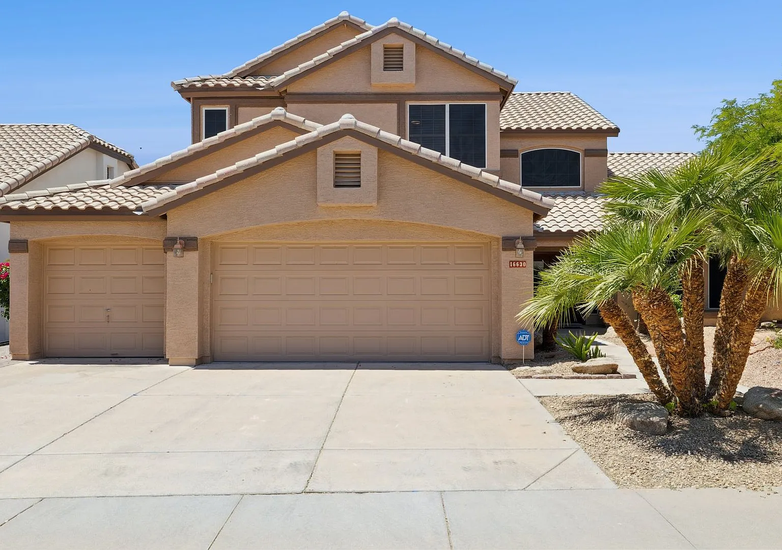Like Living At A Resort Fully Furnished, Fully Upgraded, Pool, Storage, Large Yard, Minutes To Ma... — Photo 2