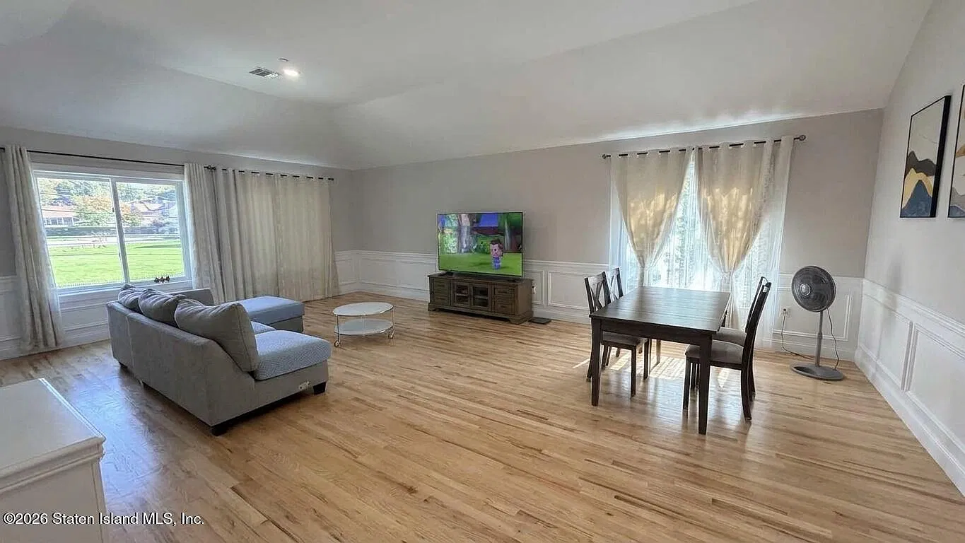 4 bed, 1.0 bath, 4172 sqft, $3,600 — Photo 2