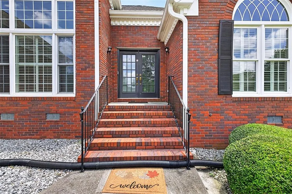 3 bed, 2.0 bath, 1976 sqft, $2,500 — Photo 2